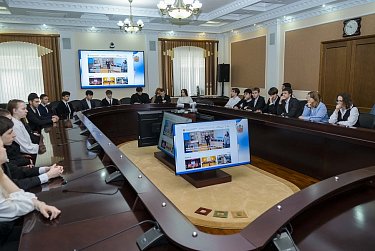 Старшеклассники заняли депутатские кресла
